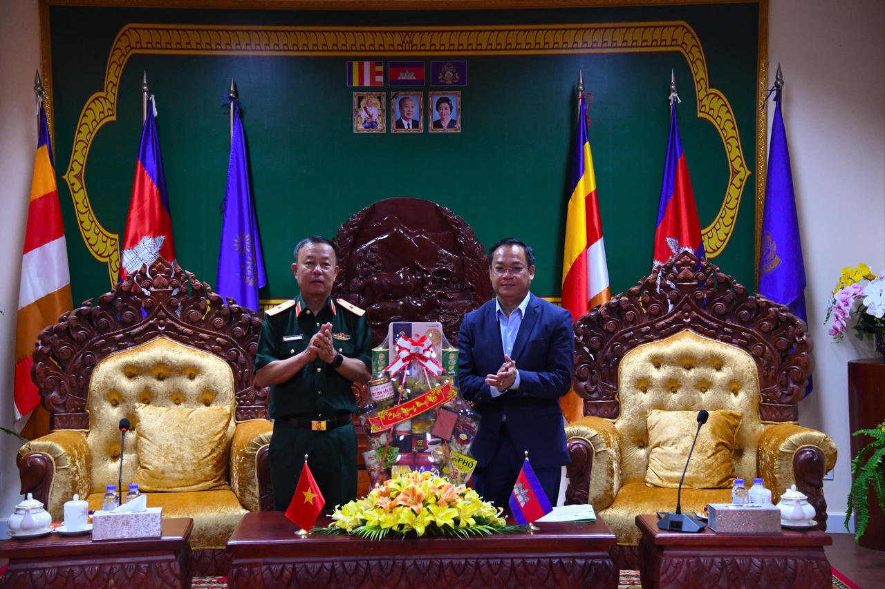 Lãnh đạo Quân khu 5 thăm chúc Ủy ban tỉnh Mondulkiri.