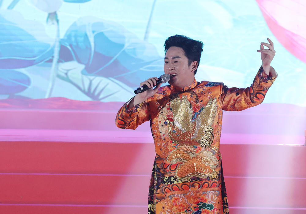 Ca sĩ Tùng Dương biểu diễn tại lễ khai mạc.