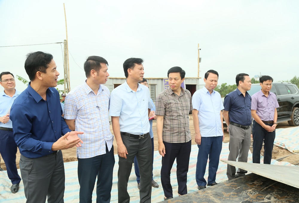 Phó Chủ tịch UBND tỉnh Hưng Yên Lại Văn Hoàn cùng đoàn kiểm tra tiến độ thi công dự án nâng cấp, cải tạo cống Định Cư, xã Đông Tiền Hải.