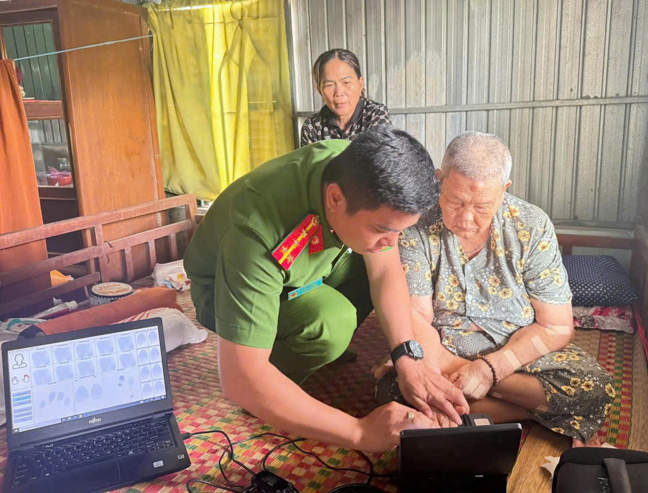 Cán bộ Công an xã Vĩnh Lợi thu nhận hồ sơ cấp căn cước tại nhà cho bà Tăng Diễm Tuyết (75 tuổi, ngụ ấp Trà Ban 1, xã Vĩnh Lợi).