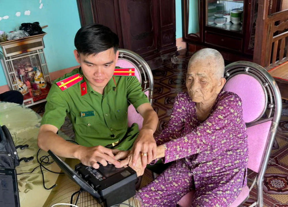 Công an Cà Mau tăng tốc cấp căn cước công dân và định danh điện tử