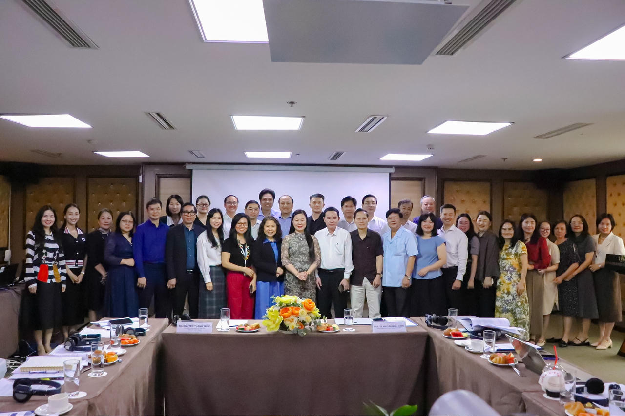 Các đại biểu chụp ảnh lưu niệm