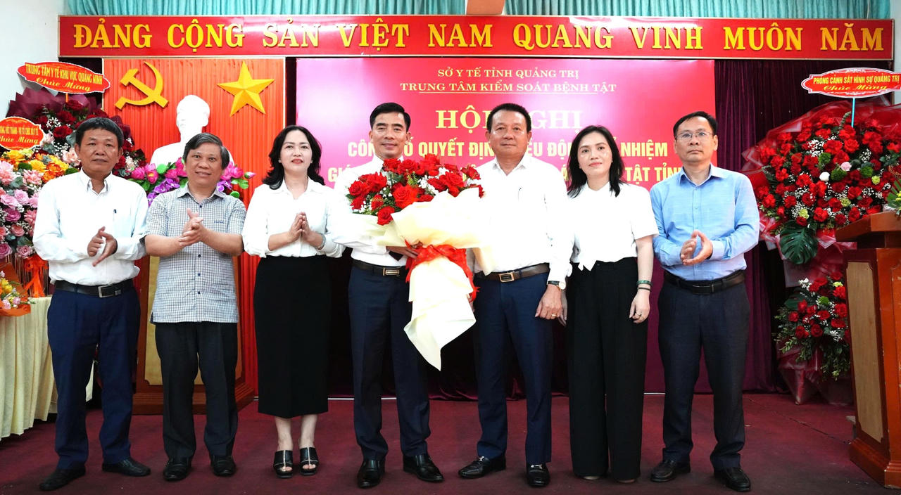 Ban Giám đốc Trung tâm Kiểm soát bệnh tật tỉnh Quảng Trị tặng hoa chúc mừng tân Giám đốc Nguyễn Kim Thành.