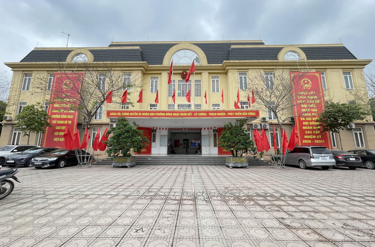 Trụ sở UBND phường Đông Ngạc – nơi niêm yết công khai dự thảo Quy chế bốc thăm tái định cư.