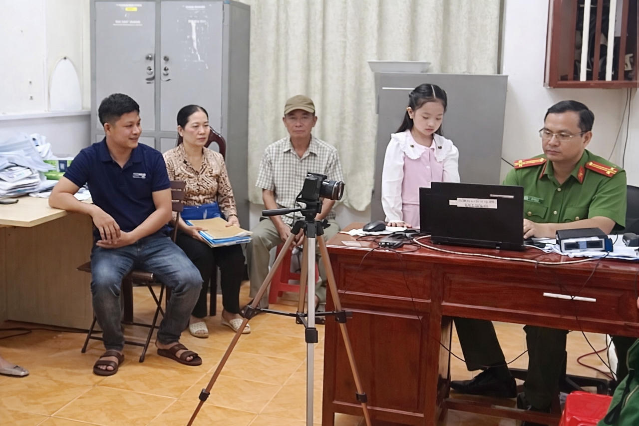 Công an phường Giá Rai tổ chức tiếp nhận hồ sơ cấp căn cước, định danh điện tử vào buổi tối, phục vụ người dân ngoài giờ hành chính.