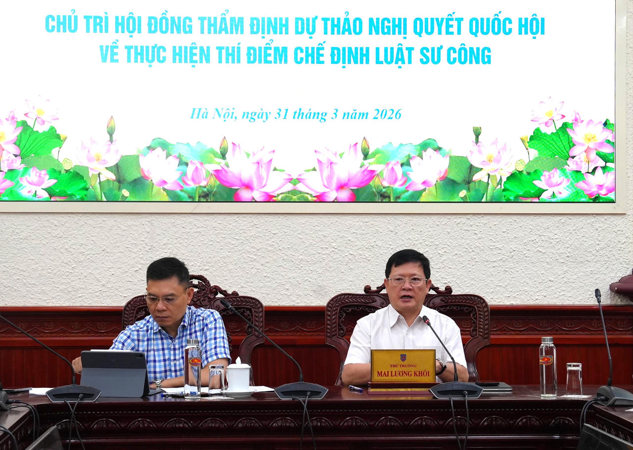 Thứ trưởng Bộ Tư pháp Mai Lương Khôi (phải) chủ trì Hội đồng thẩm định.