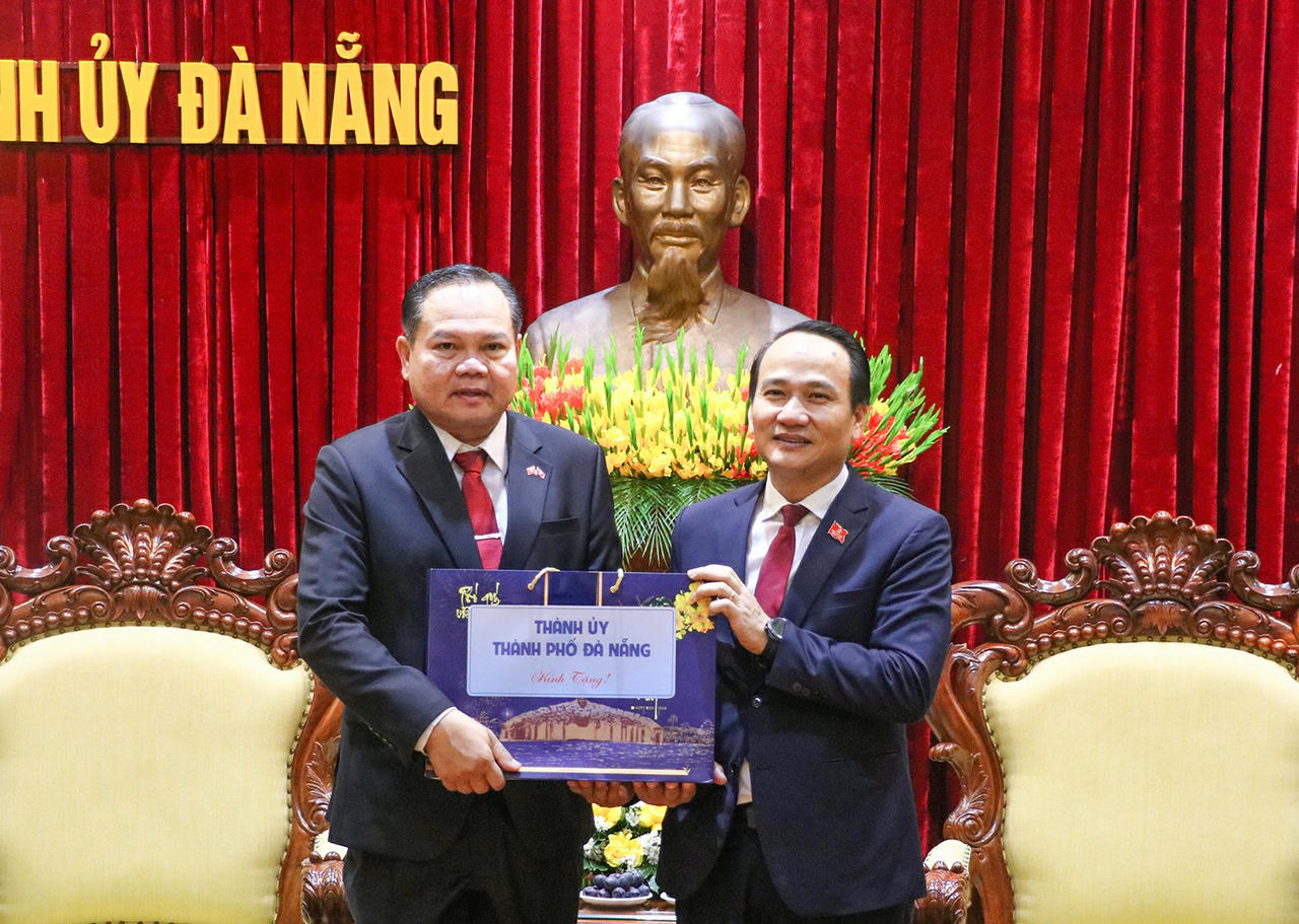 Lãnh đạo TP Đà Nẵng tặng quà lưu niệm lãnh đạo tỉnh Champasak trong chuyến làm việc hồi tháng 1/2026.&nbsp;
