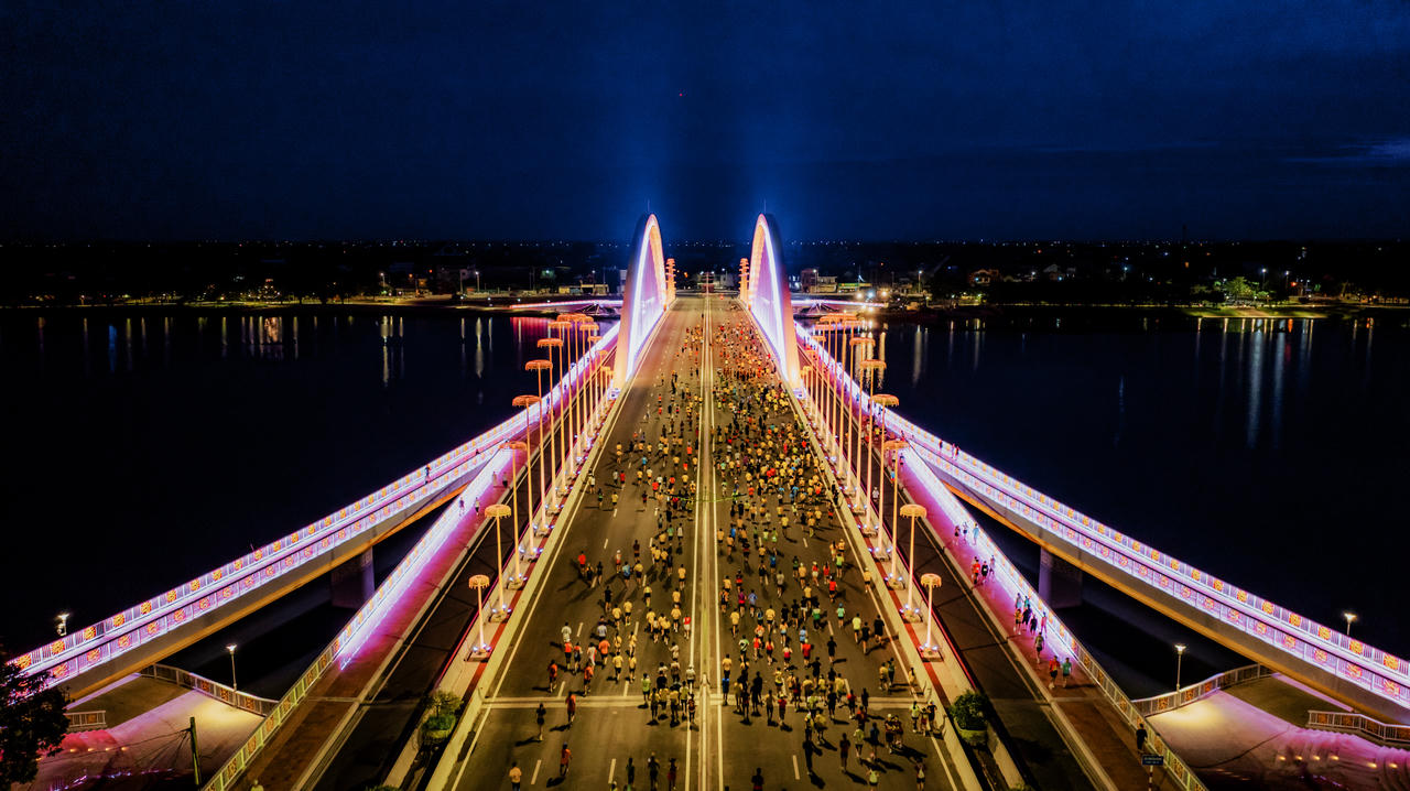 Bình minh trên cầu Nguyễn Hoàng, nơi những bước chân chạy bộ rộn ràng là một điểm hẹn mới bên dòng Hương thơ mộng.