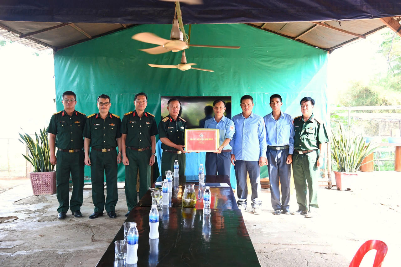 Đoàn công tác Quân khu 5 thăm, kiểm tra Đội K51 và K52 đang làm nhiệm vụ tại Campuchia.