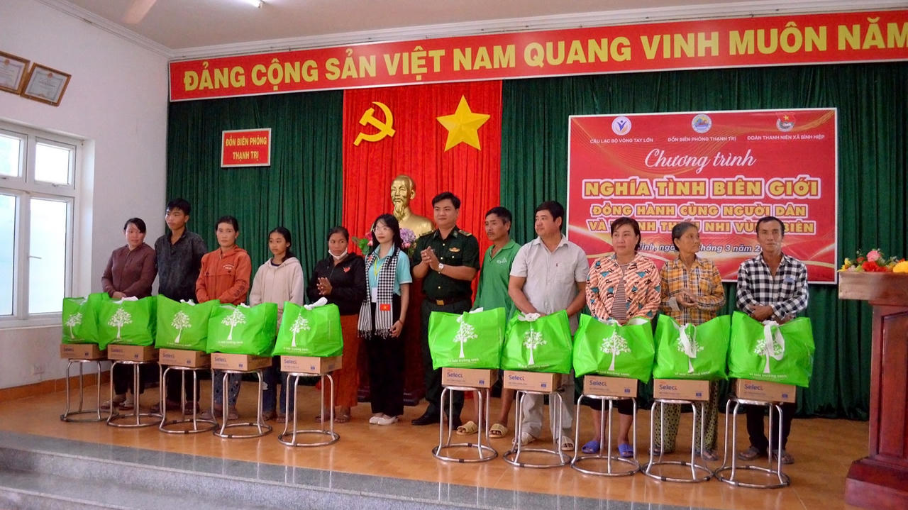 Trao tặng 70 phần quà trao tặng các gia đình chính sách, hộ nghèo, khó khăn, người già neo đơn và các em học sinh.