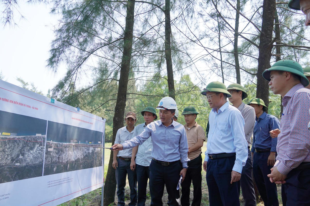 Phó Chủ tịch UBND tỉnh Phan Phong Phú nghe báo cáo tiến độ thực hiện Dự án thành phần 1 - Đường ven biển đoạn qua địa phận xã Cam Hồng.