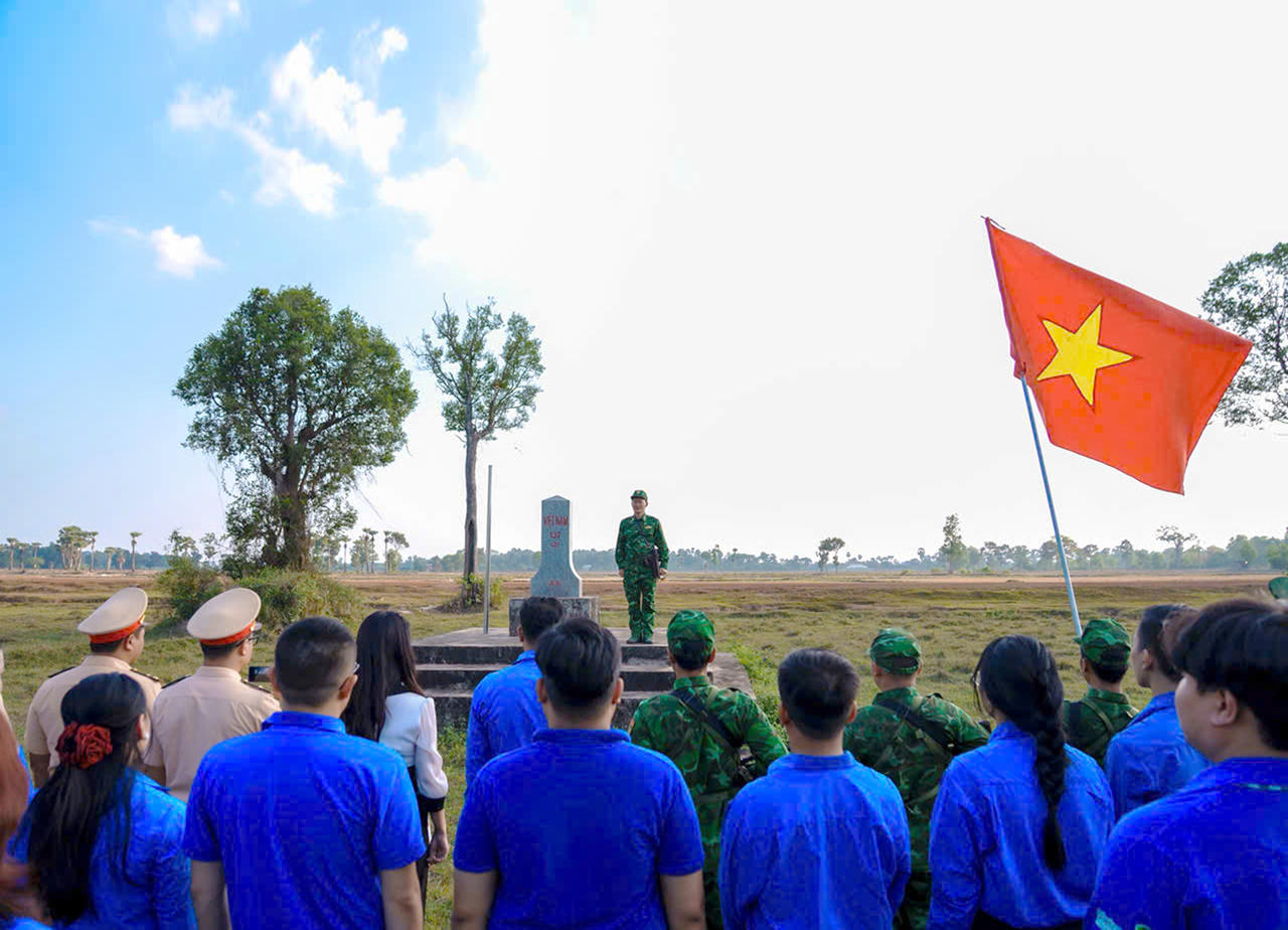 Hoạt động “Chào cờ cột mốc biên cương” tại cột mốc 137(2)