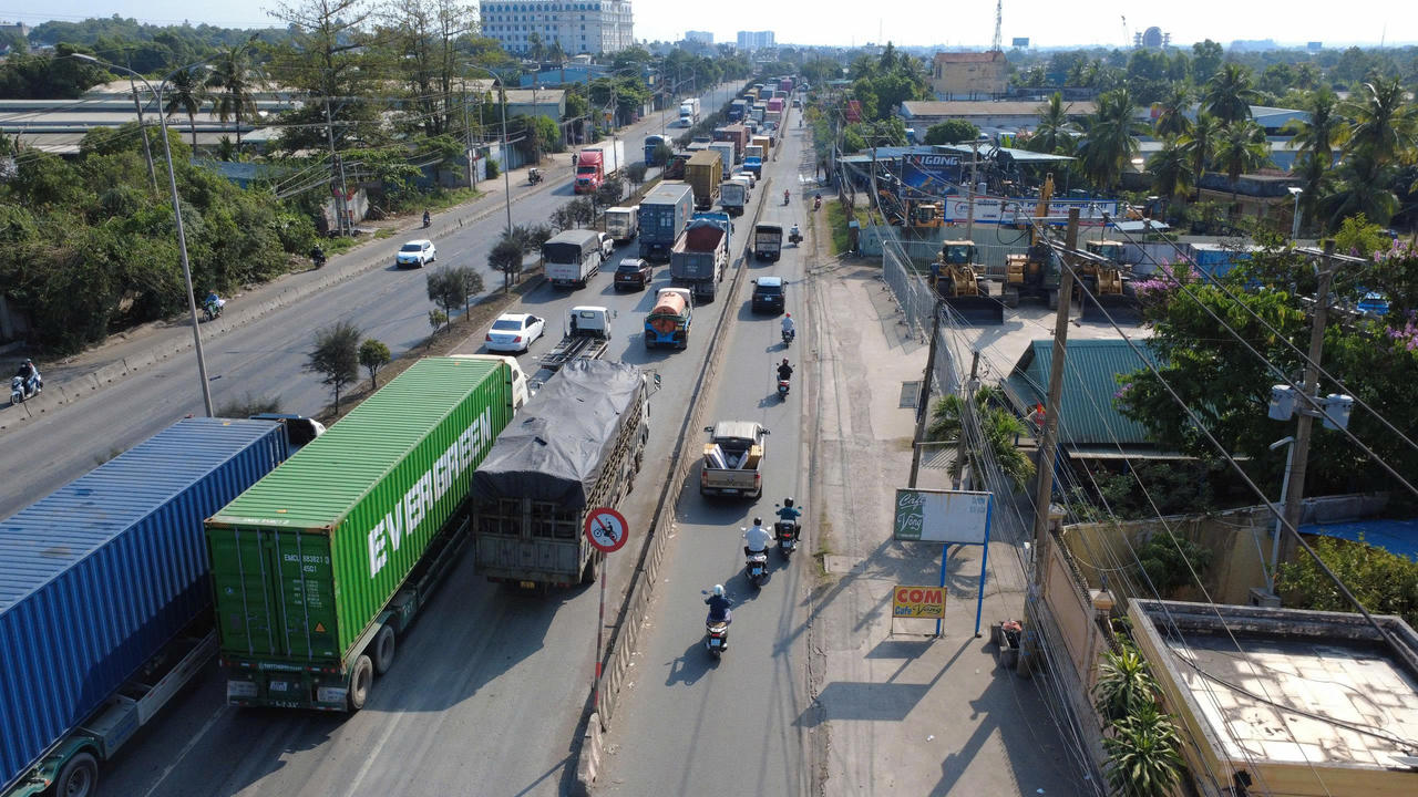 Quốc lộ 51 nối Đồng Nai về phố biển Vũng Tàu quá tải, xuống cấp nghiêm trọng gây cản trở giao thông đi lại, khiến khách du lịch ái ngại khi đến Đồng Nai.