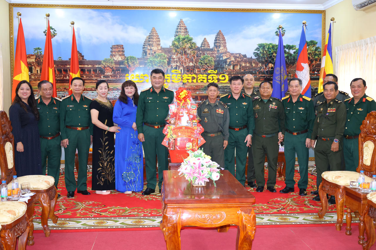 Quân khu 7 chúc Tết Chol Chnam Thmay Quân khu 1, Quân đội Hoàng gia Campuchia