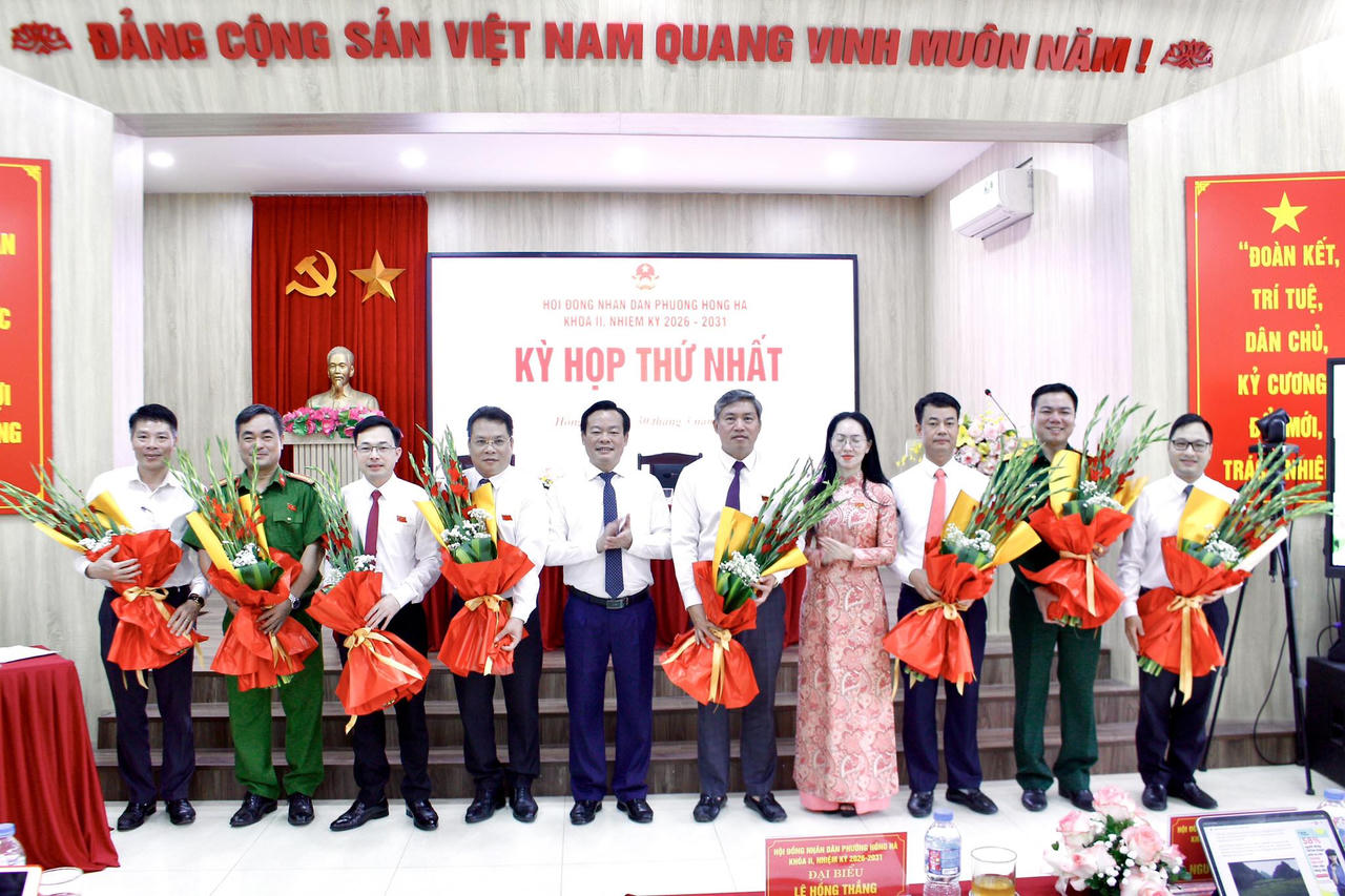 Thường trực UBND ra mắt và nhận hoa chúc mừng.