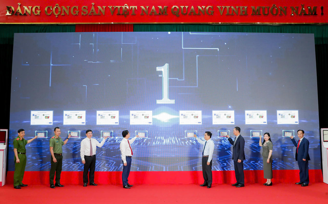 Các đại biểu bấm nút khởi động triển khai mô hình thí điểm Kiosk thông minh và Hệ thống xác thực, cấp bản sao số tài liệu điện tử.