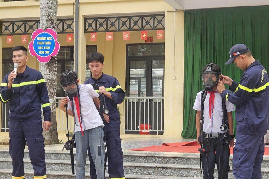 Trang bị kỹ năng phòng cháy, chữa cháy và cứu nạn cứu hộ cho học sinh Trường Tiểu học Dân Quyền, xã Triệu Sơn (Thanh Hóa).