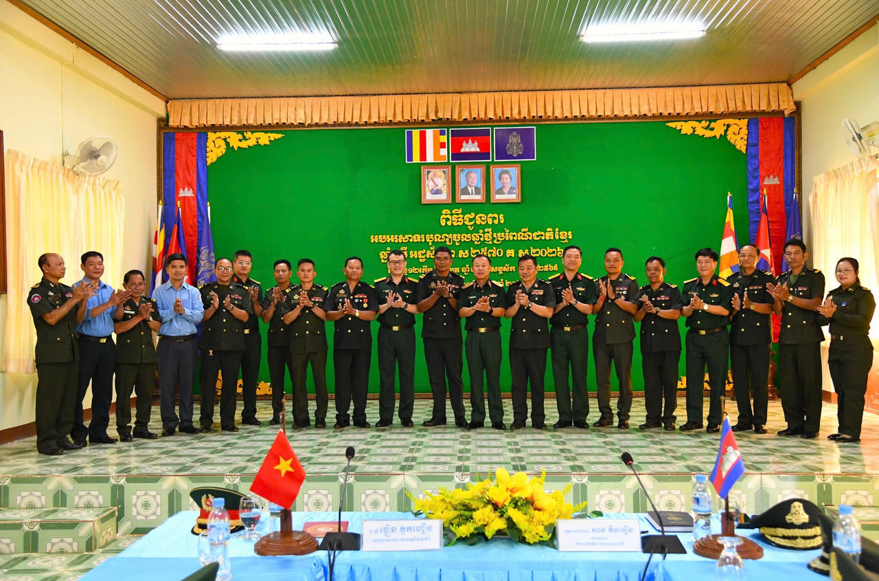 Lãnh đạo Quân khu 5 thăm chúc Tết Tiểu khu Quân sự Mondulkiri.