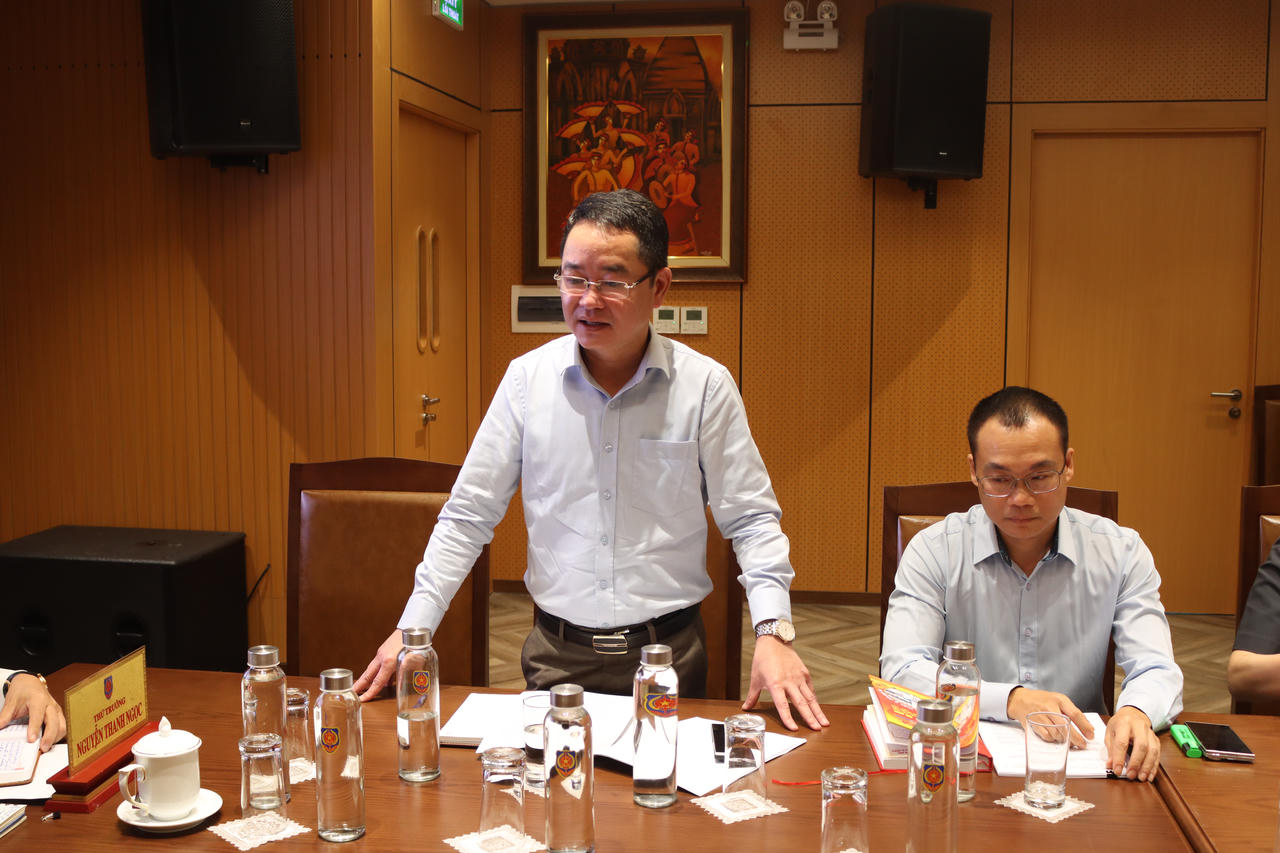 Tổng Biên tập Vũ Hoài Nam phát biểu tại cuộc họp.