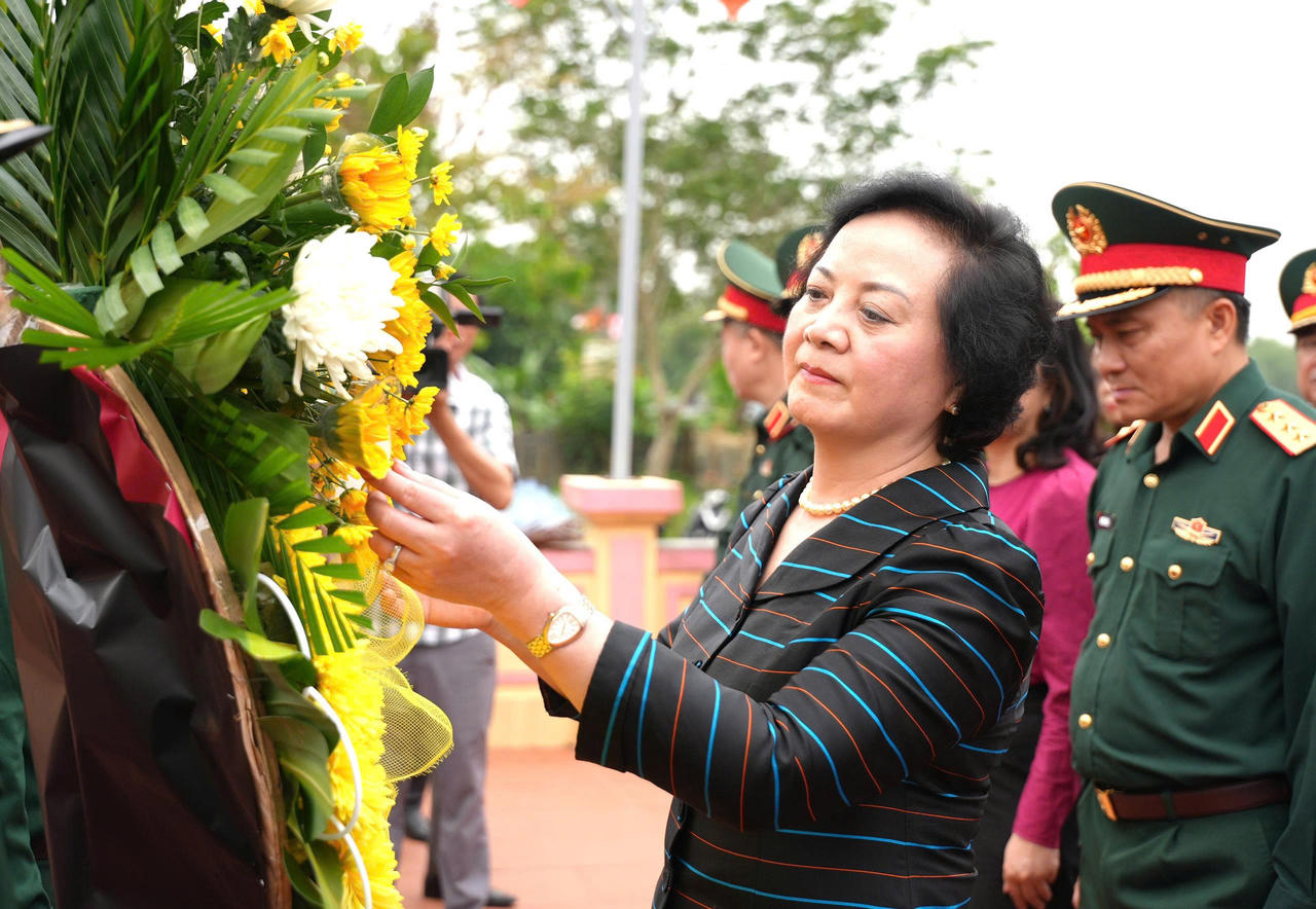 Phó Thủ tướng Chính phủ Phạm Thị Thanh Trà chỉnh trang vòng hoa tưởng niệm các Anh hùng liệt sĩ.