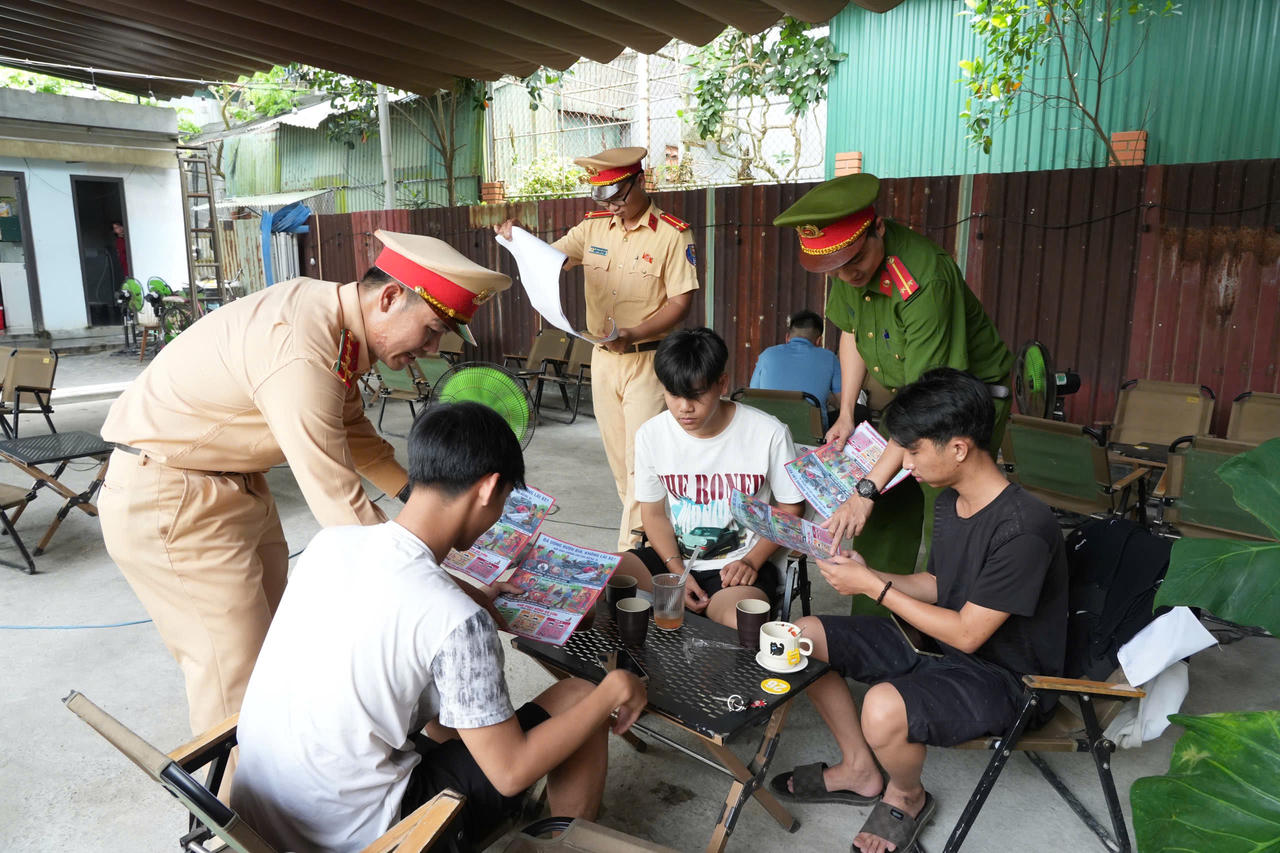 Công an TP Huế tăng cường quản lý, giáo dục thanh thiếu niên vi phạm giao thông