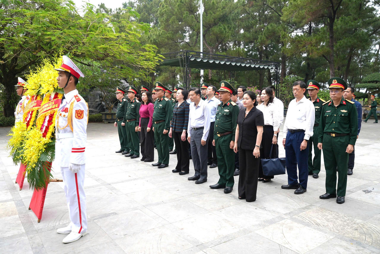Các đại biểu dâng hương tại Nghĩa trang Liệt sĩ Quốc gia Trường Sơn.