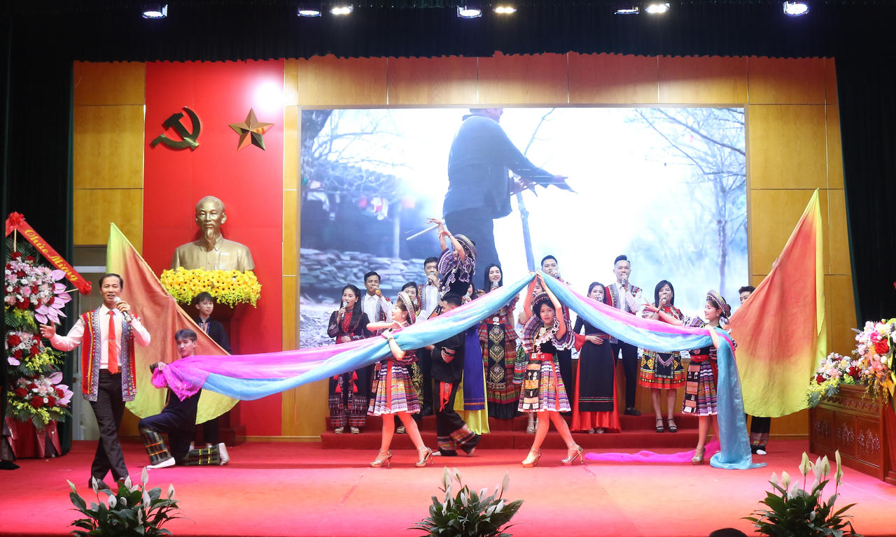 Văn nghệ chào mừng.