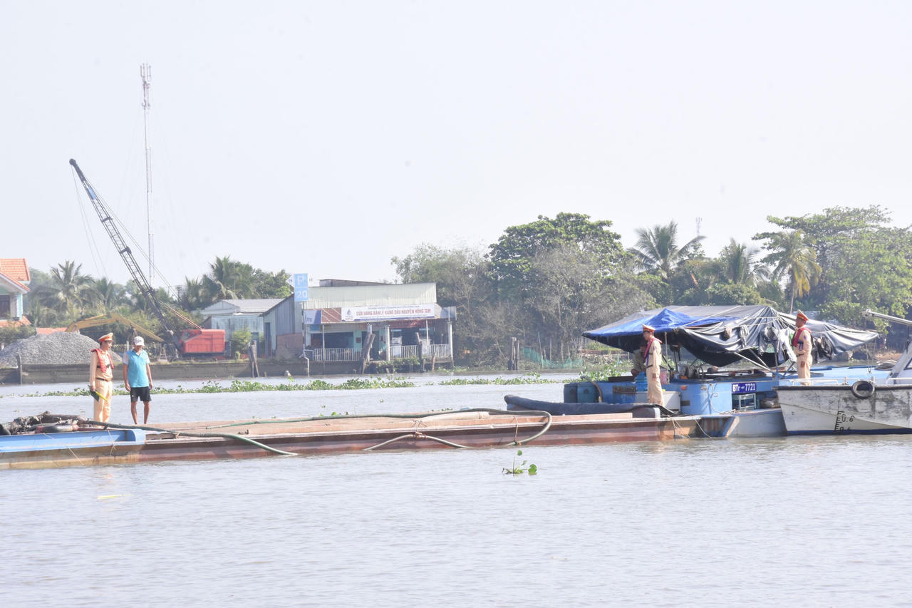 Đồng Tháp: Xử phạt gần 10 tỷ đồng liên quan các phương tiện thủy có gắn thiết bị bơm hút