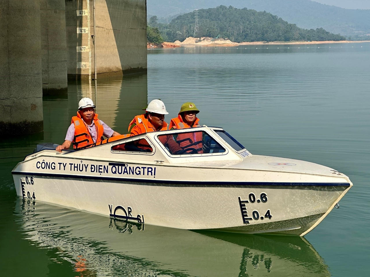 Công ty TĐQT phối hợp lực lượng chức năng kiểm tra định kỳ lòng hồ