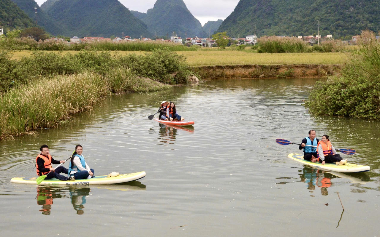 Du khách chèo thuyền Kayak trên hồ Đồng Lâm.