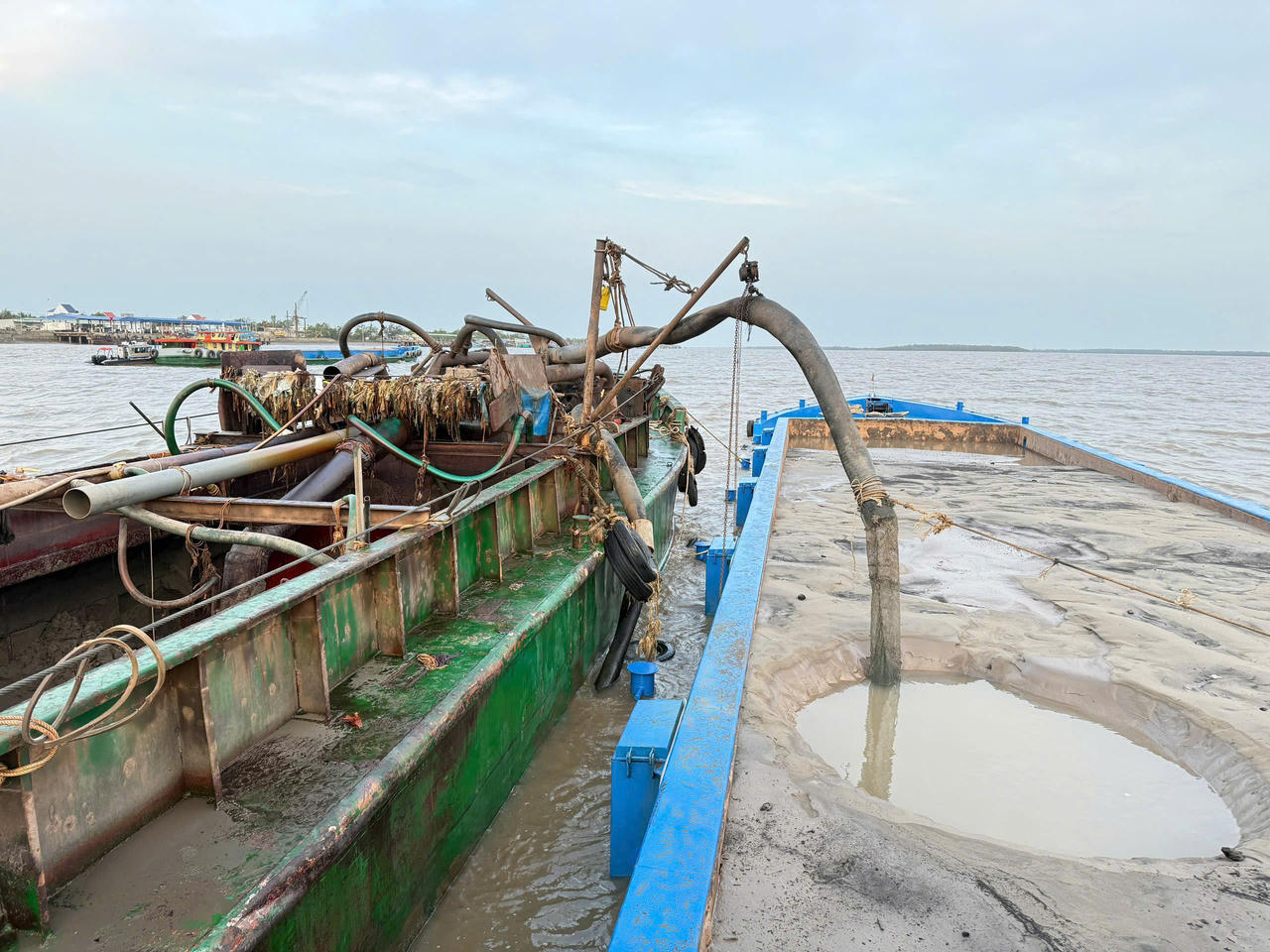 Lực lượng chức năng tiến hành rà soát, lập danh sách phương tiện có gắn thiết bị bơm hút cát sỏi, tập trung trên các tuyến sông. (Ảnh minh hoạ)