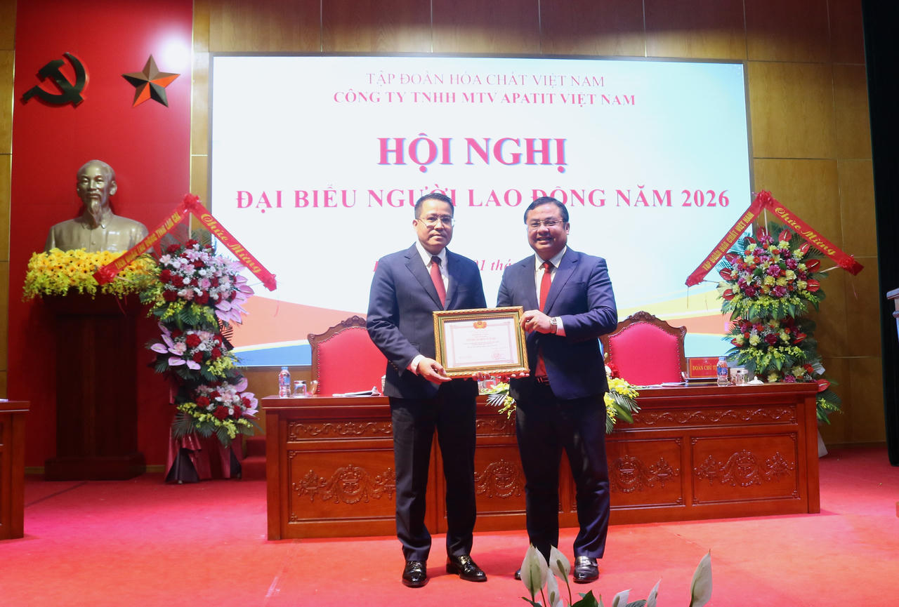 Lãnh đạo Tập đoàn Hóa chất Việt Nam trao danh hiệu “Tập thể lao động xuất sắc” của Bộ Tài chính cho Công ty TNHH MTV Apatit Việt Nam.