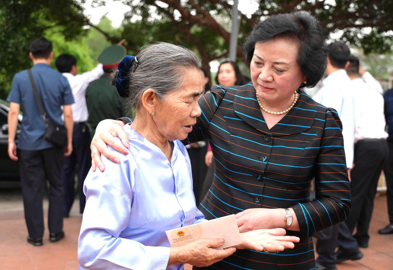 Phó Thủ tướng Phạm Thị Thanh Trà thăm hỏi nhân chứng lịch sử chứng kiến sự hi sinh của Anh hùng liệt sĩ Lê Thị Tuyết.
