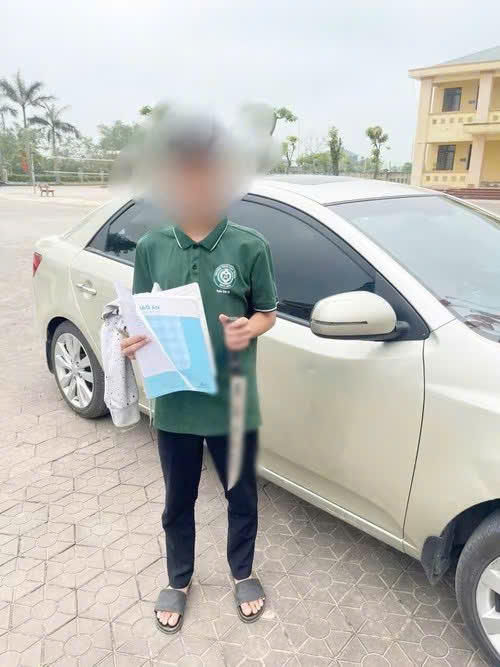 Em K. khai nhận mang vũ khí đến trường nhằm mục đích rủ nhóm bạn chặn đánh một nhóm khác.