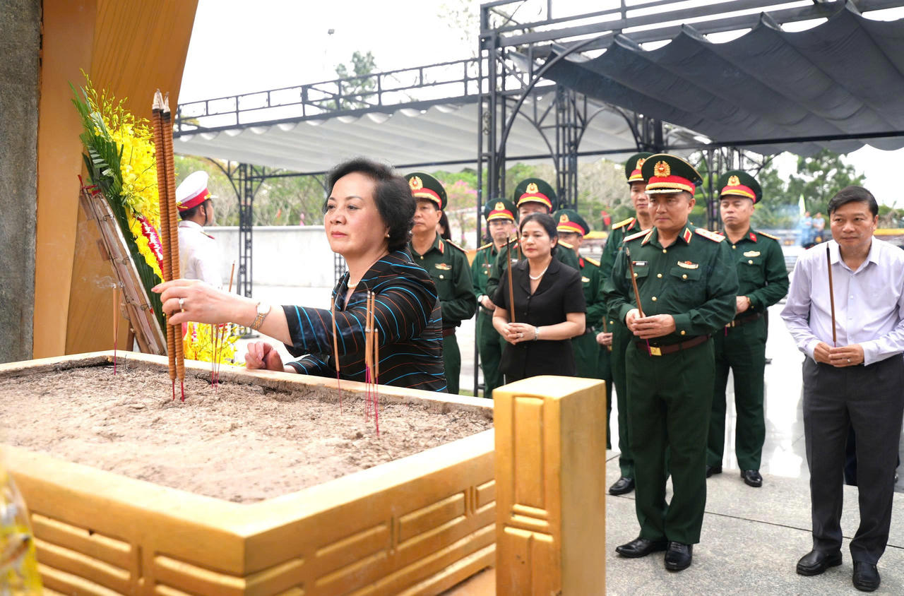Phó Thủ tướng Phạm Thị Thanh Trà cùng đoàn công tác Trung ương dâng hương tại Nghĩa trang Liệt sĩ Quốc gia Đường 9.