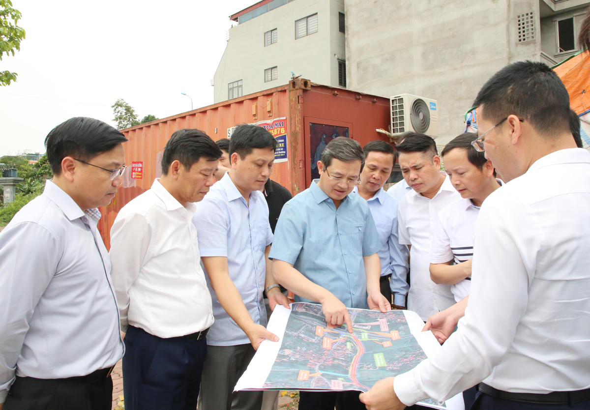 Chủ tịch tỉnh Bắc Ninh khảo sát thực địa để xem xét đầu tư một số dự án giao thông trên địa bàn tỉnh