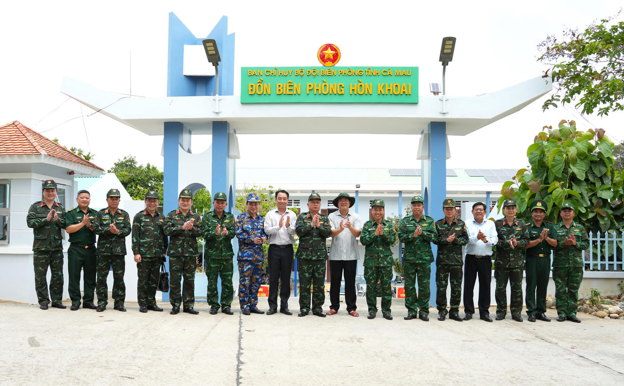 Đoàn công tác Bộ Quốc phòng và lãnh đạo Tỉnh ủy Cà Mau chụp ảnh lưu niệm tại đảo Hòn Khoai.