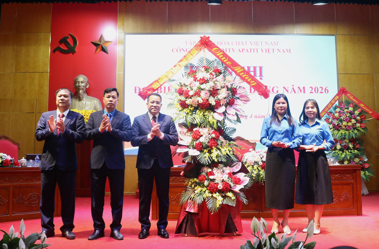 Lãnh đạo Liên đoàn Lao động tỉnh Lào Cai tặng hoa chúc mừng.