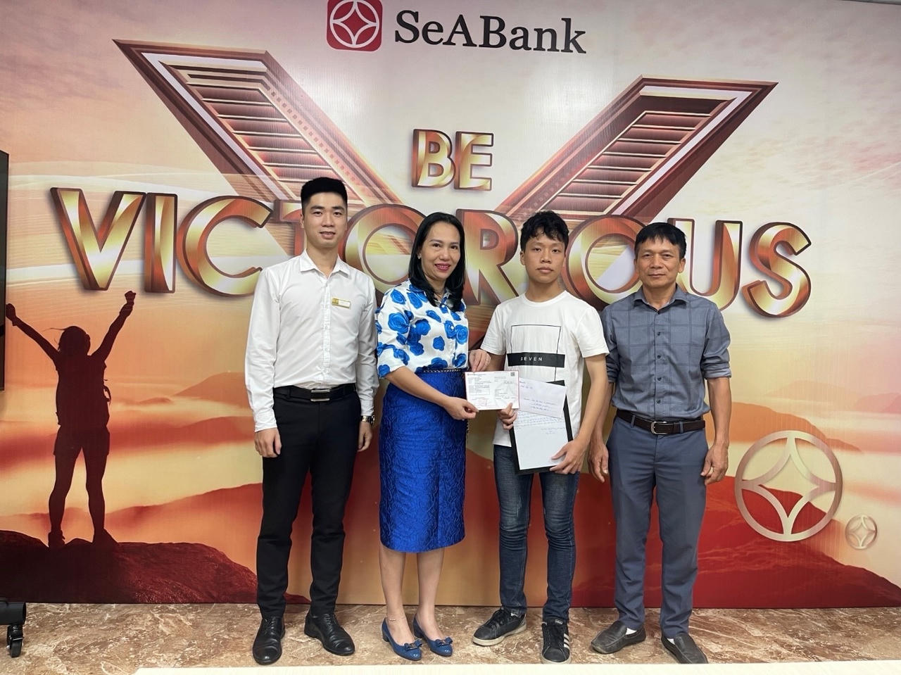 Sau nhiều năm nhận học bổng từ Quỹ SeADreams, em Khôi đạt ước mơ trở thành sinh viên Đại học Quốc gia Hà Nội. (Ảnh: Lê Hanh)