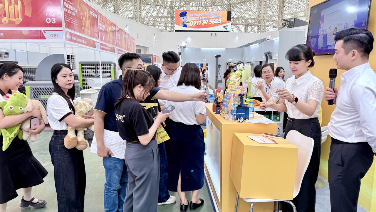 Gian hàng PVcomBank thu hút hàng nghìn lượt khách hàng thăm quan, trải nghiệm trong 5 ngày diễn ra.