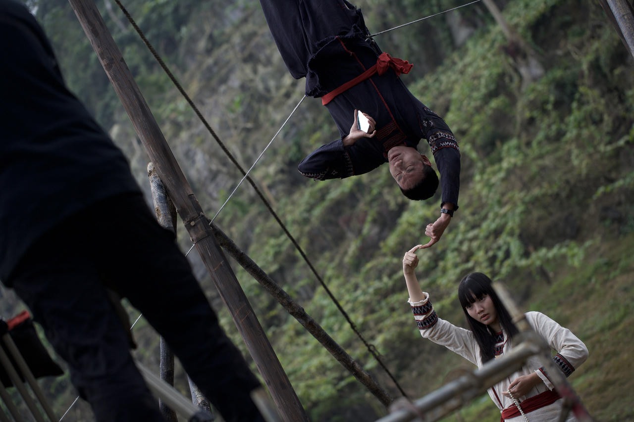 Kiều Minh Tuấn trong phân cảnh&nbsp;treo ngược. Ảnh: NSX