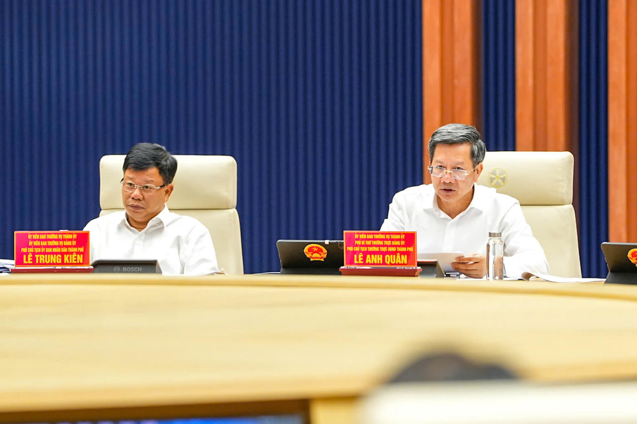 Phó Chủ tịch Thường trực UBND TP Lê Anh Quân điều hành phần thảo luận tại phiên họp.