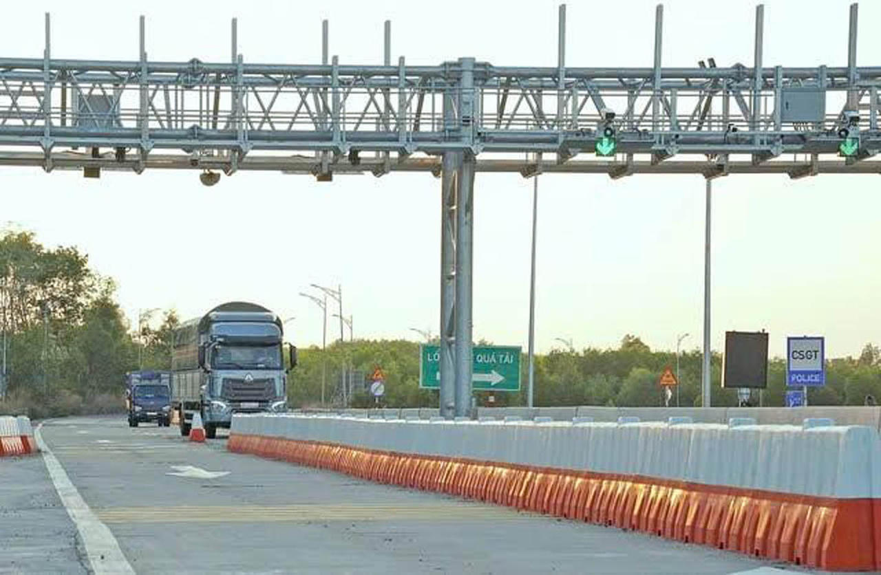 Thu phí cao tốc đầu tư công: Sau một tháng vận hành, bước chuyển đã dần rõ nét 