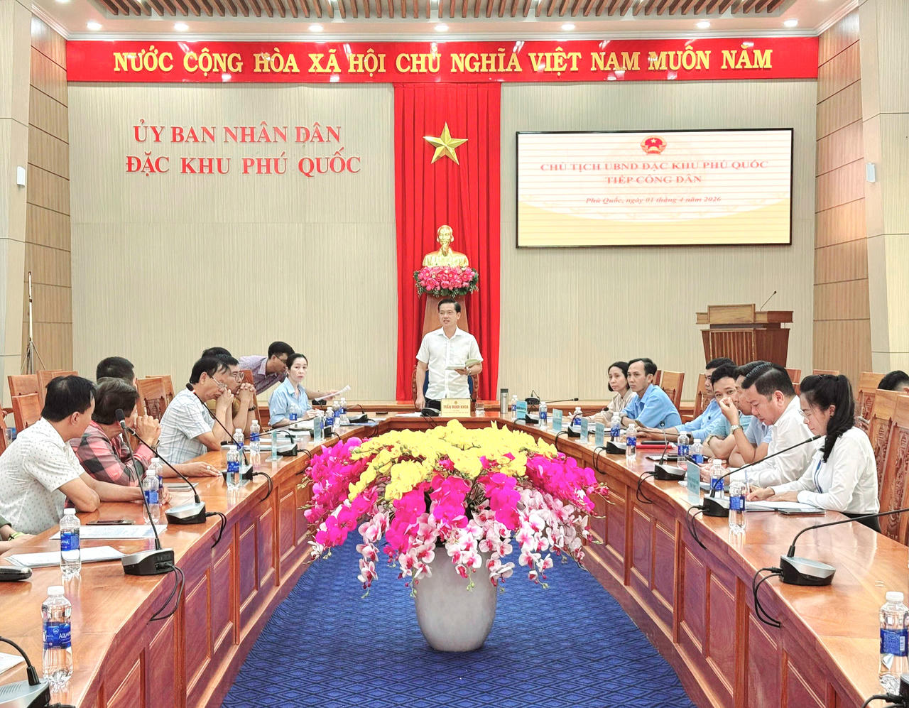 Quang cảnh buổi làm việc giữa chính quyền đặc khu Phú Quốc với các tiểu thương chợ đêm Bạch Đằng.