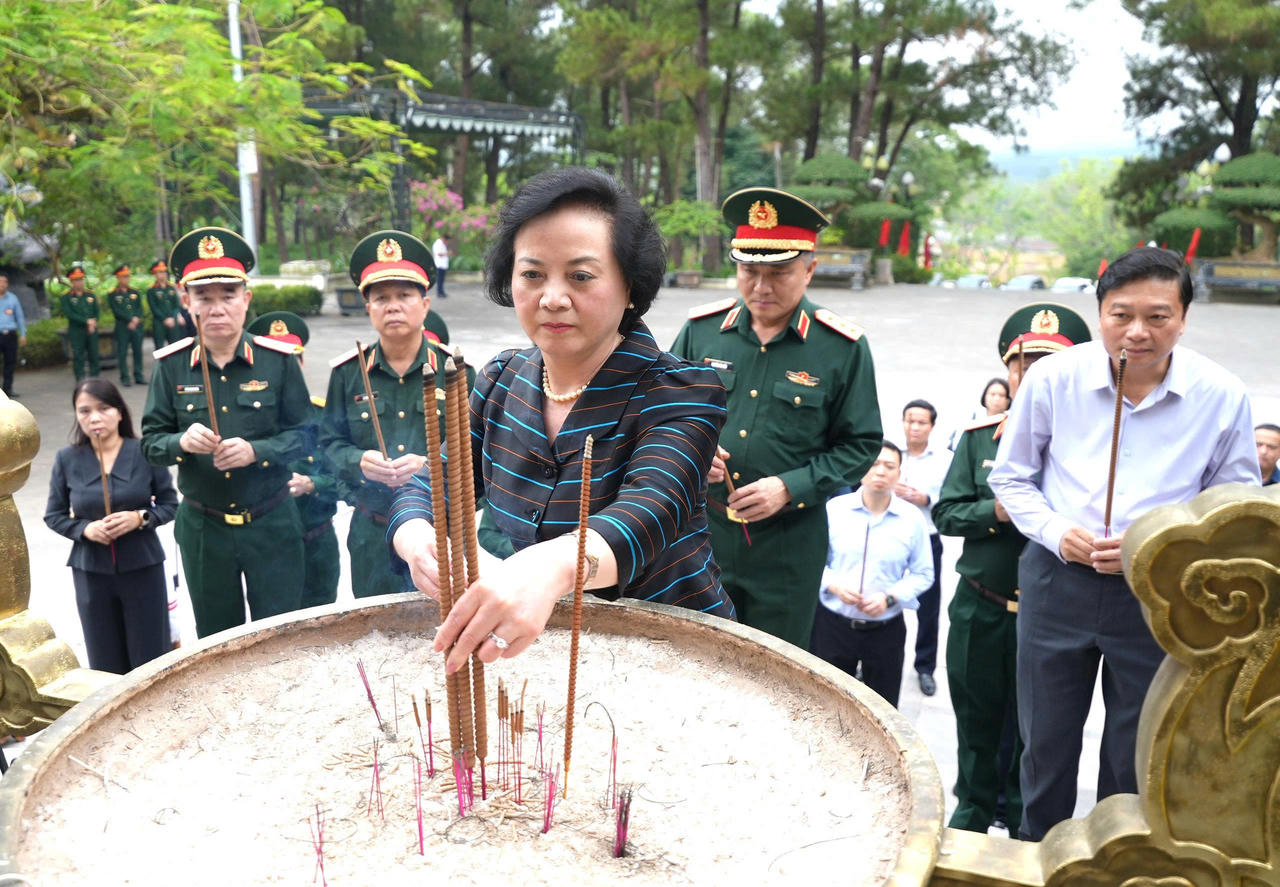 Phó Thủ tướng Phạm Thị Thanh Trà dâng hương tại Nghĩa trang Liệt sĩ Quốc gia Trường Sơn.