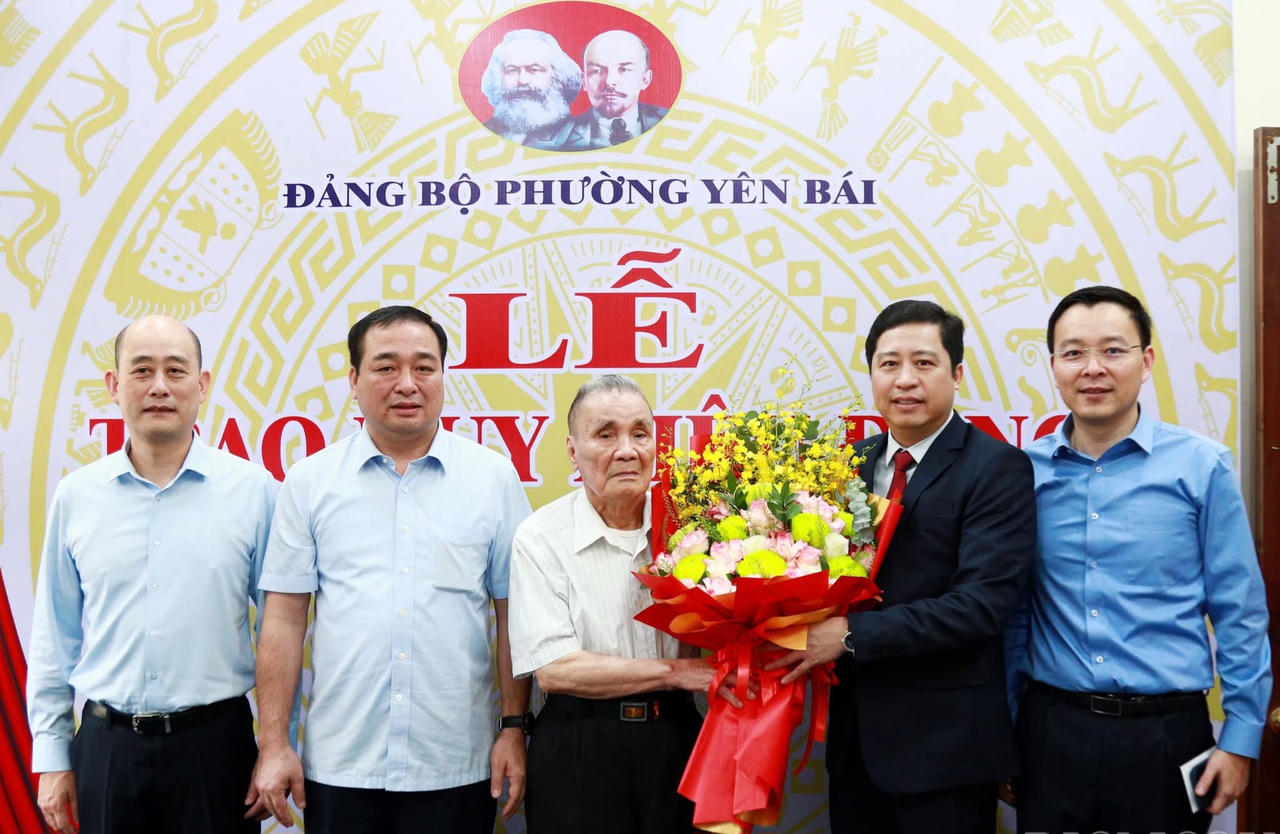 Lào Cai: Trao huy hiệu 80 năm tuổi Đảng cho Đảng viên 96 tuổi