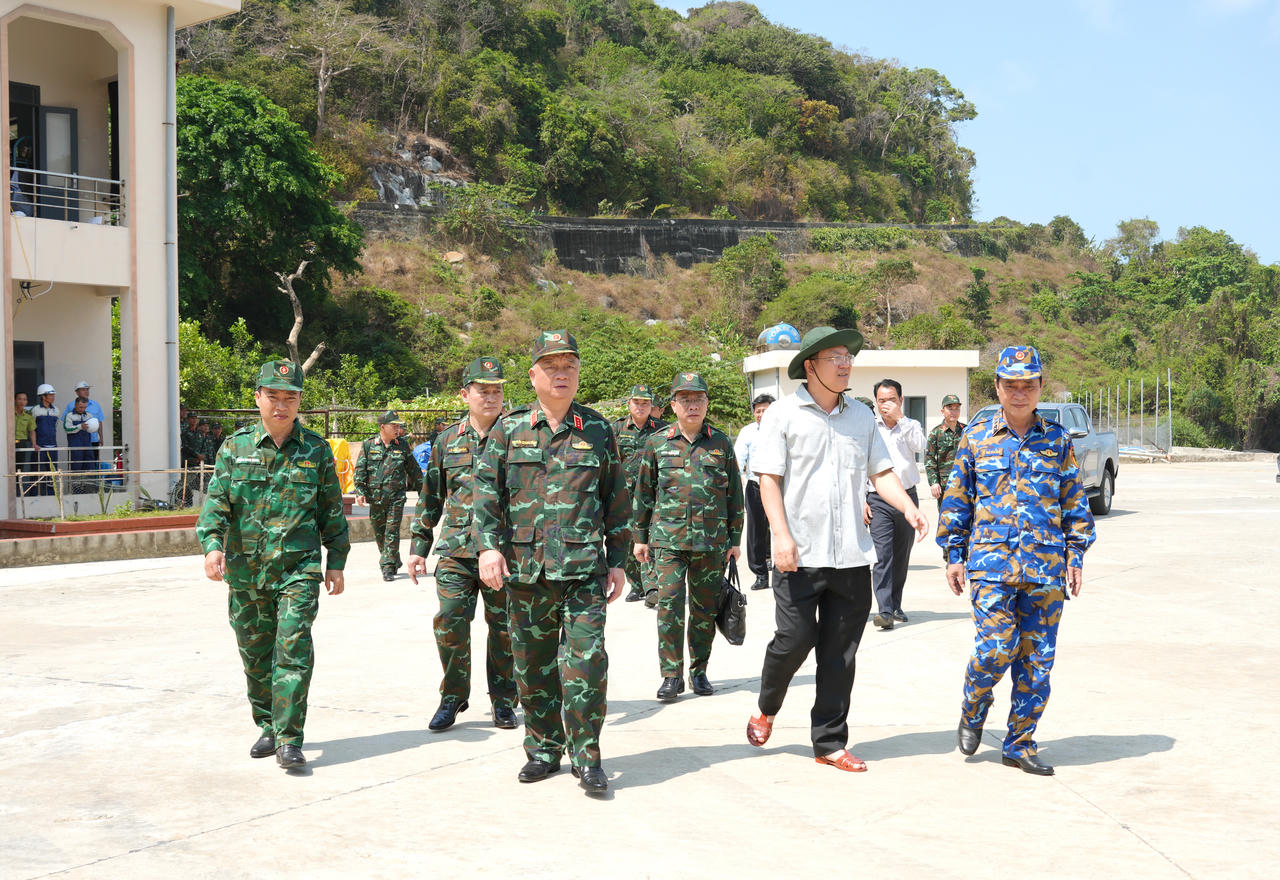 Thượng tướng Nguyễn Quang Ngọc cùng đoàn công tác đến thăm và kiểm tra trên đảo Hòn Khoai.