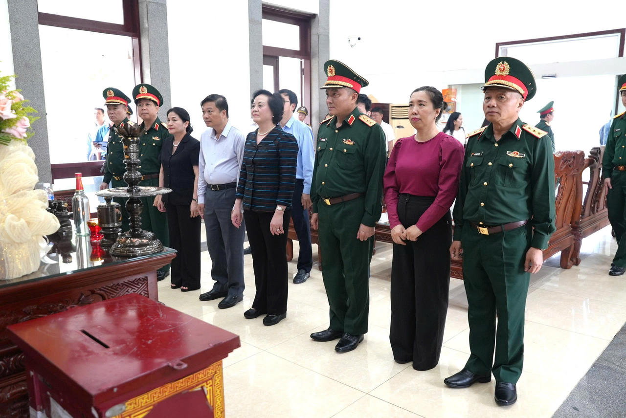 Phó Thủ tướng Phạm Thị Thanh Trà dâng hương ở Đền thờ Bác Hồ tại Nghĩa trang liệt sĩ Quốc gia Đường 9.