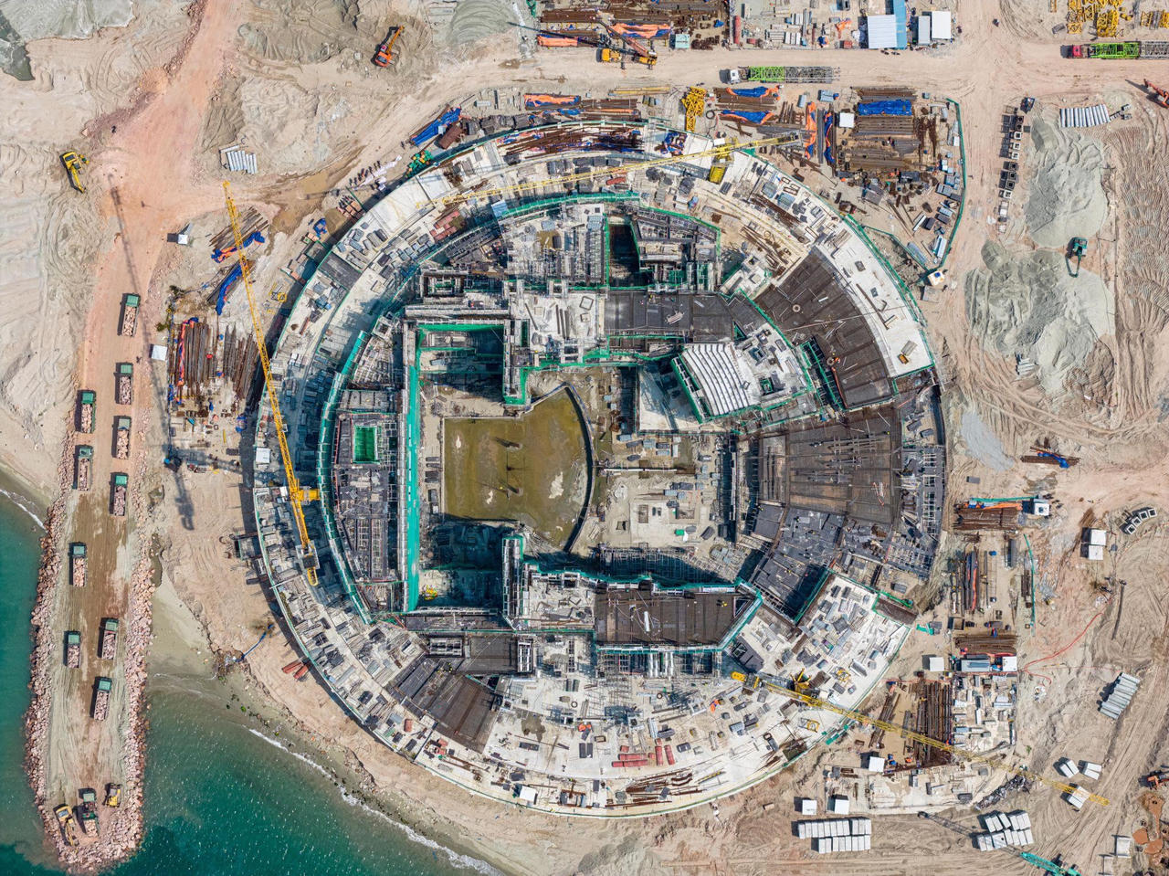 Nhà biểu diễn đa năng hiện đã hoàn thành khoảng 80% phần kết cấu bê tông cốt thép.