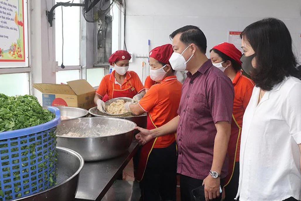 'Siết' kiểm tra bếp ăn tập thể sau vụ 300 tấn lợn bệnh bị 'tuồn' vào trường học ở Hà Nội